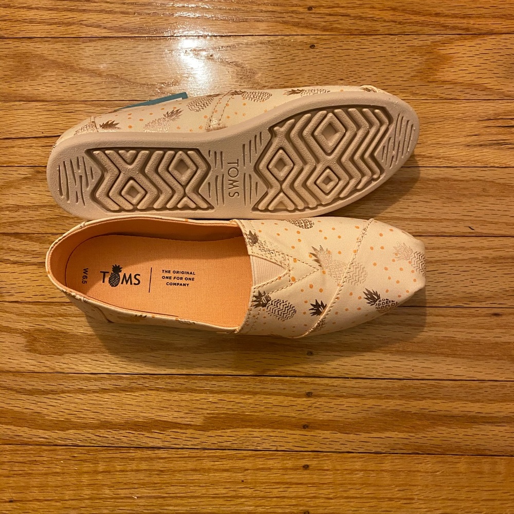 Beautiful gold pineapple peach Toms